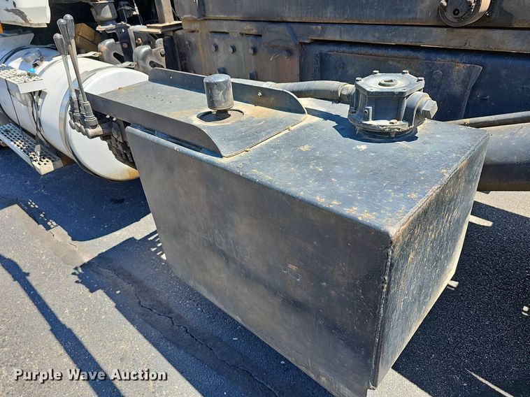 image for item DN8607 2005 Mack CV713  roll-off container truck