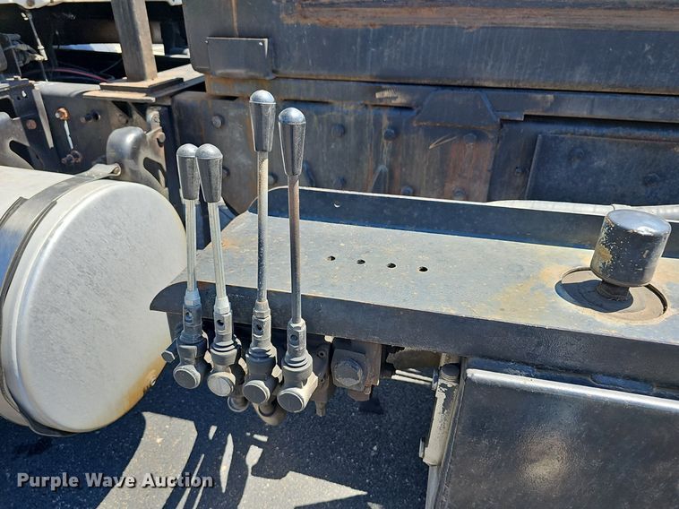 image for item DN8607 2005 Mack CV713  roll-off container truck