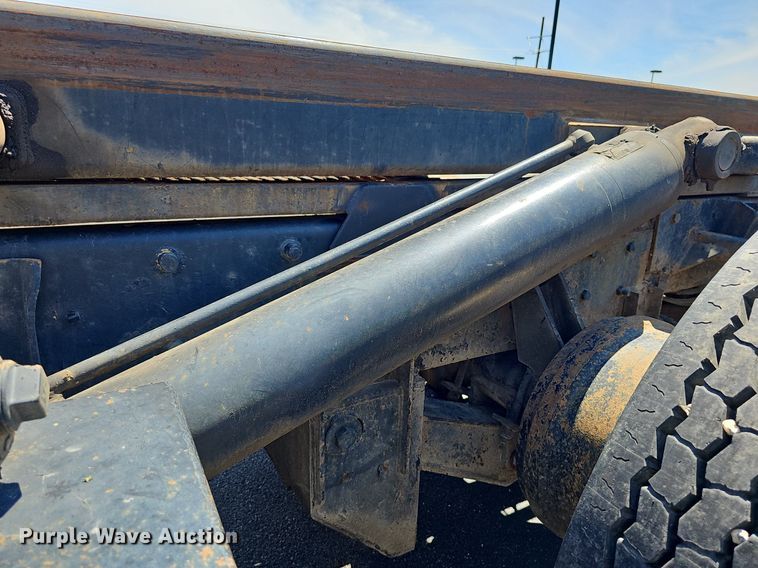 image for item DN8607 2005 Mack CV713  roll-off container truck