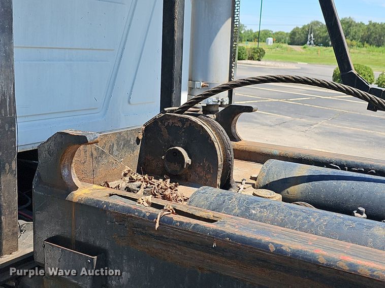 image for item DN8607 2005 Mack CV713  roll-off container truck