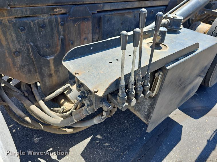 image for item DN8607 2005 Mack CV713  roll-off container truck