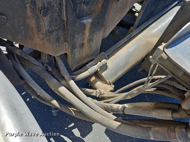 image for item DN8607 2005 Mack CV713  roll-off container truck