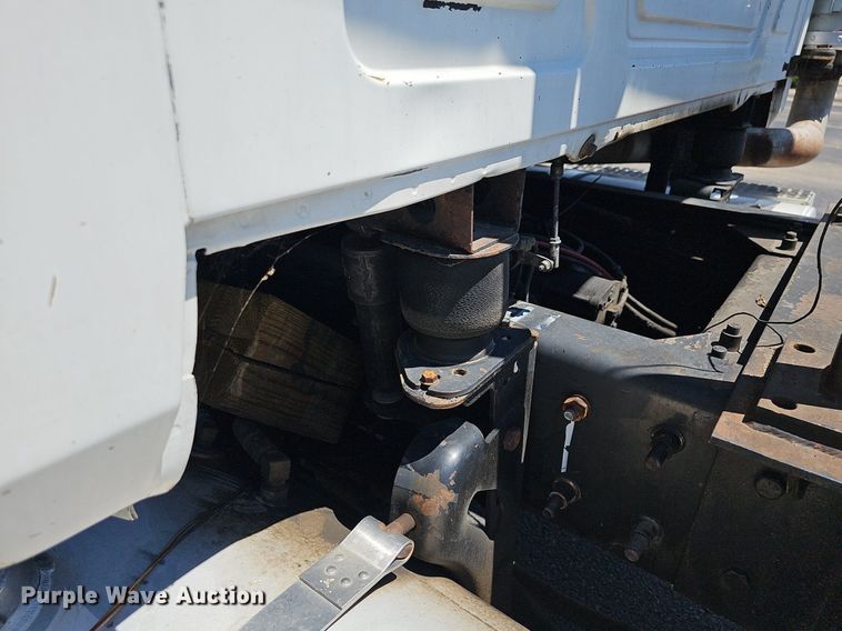 image for item DN8607 2005 Mack CV713  roll-off container truck