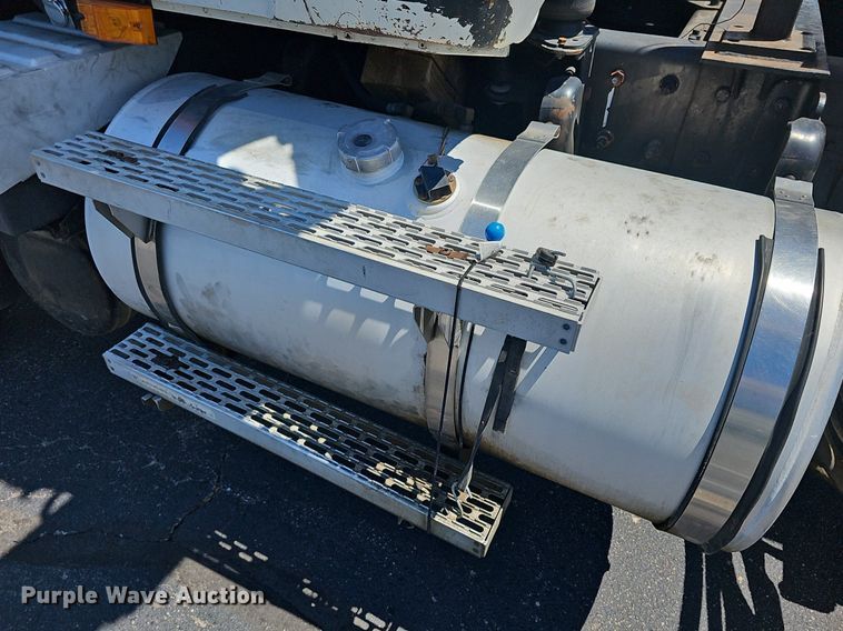 image for item DN8607 2005 Mack CV713  roll-off container truck