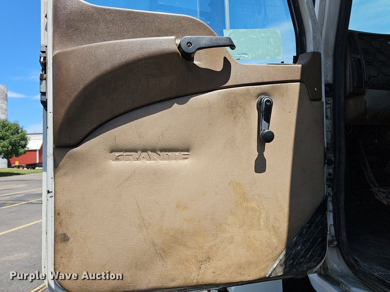 image for item DN8607 2005 Mack CV713  roll-off container truck