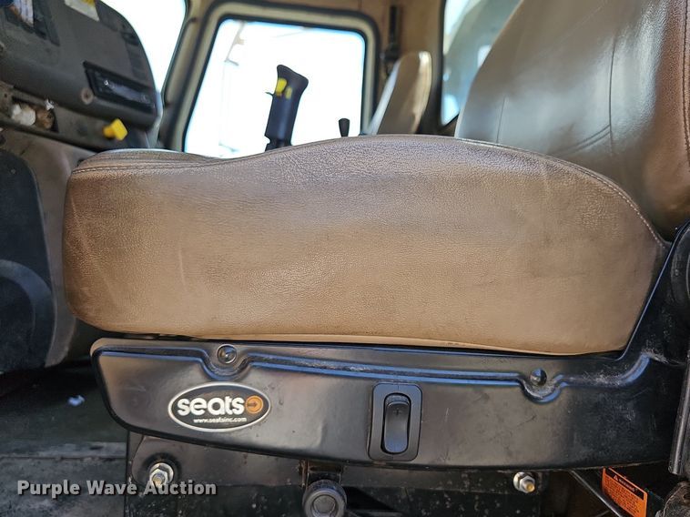 image for item DN8607 2005 Mack CV713  roll-off container truck