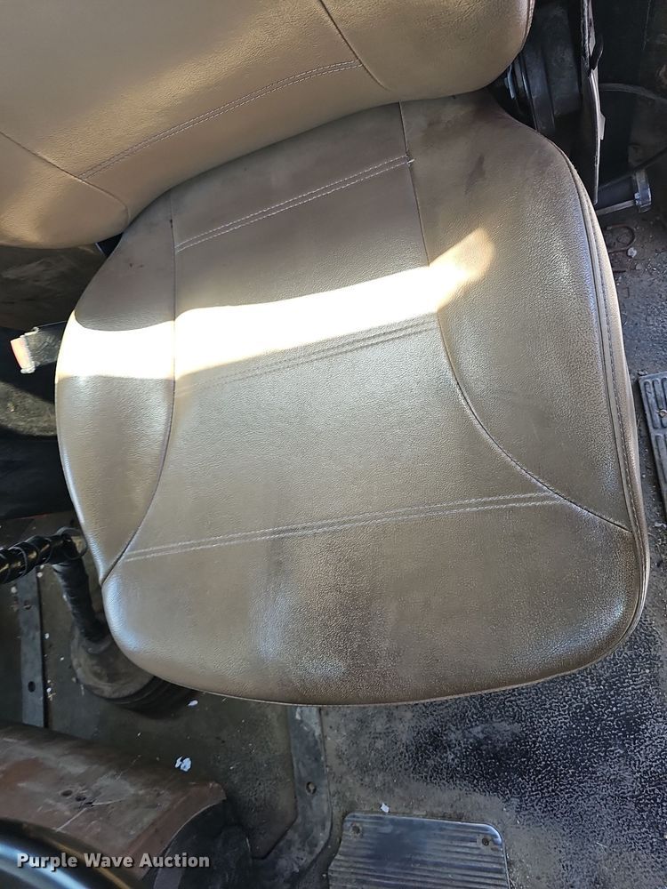 image for item DN8607 2005 Mack CV713  roll-off container truck