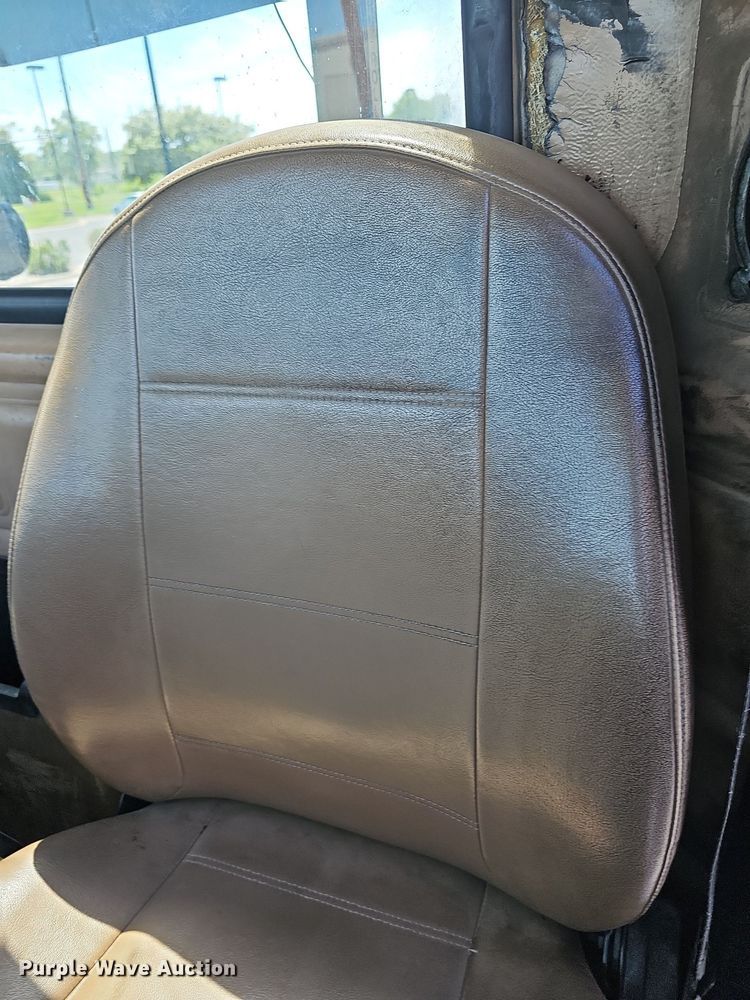 image for item DN8607 2005 Mack CV713  roll-off container truck