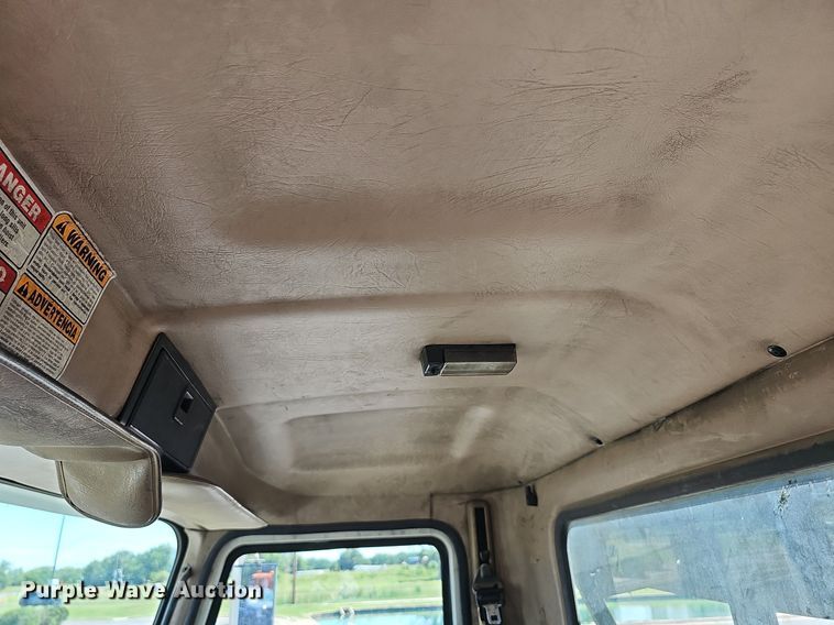 image for item DN8607 2005 Mack CV713  roll-off container truck