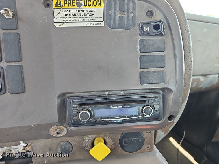 image for item DN8607 2005 Mack CV713  roll-off container truck