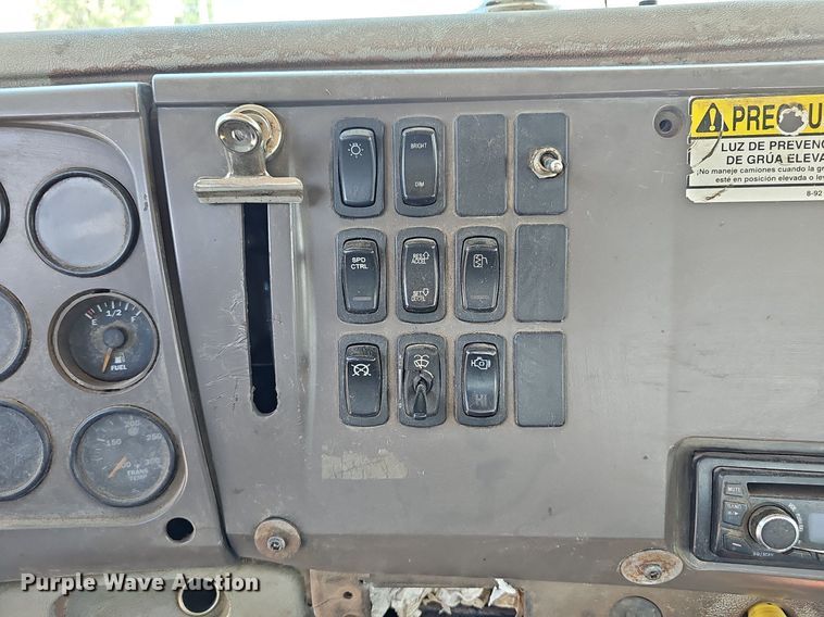 image for item DN8607 2005 Mack CV713  roll-off container truck