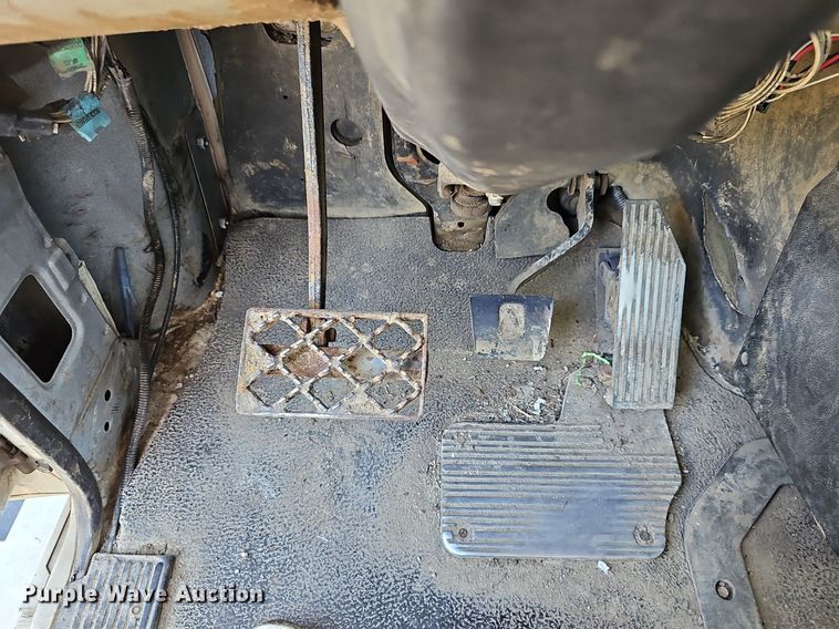 image for item DN8607 2005 Mack CV713  roll-off container truck