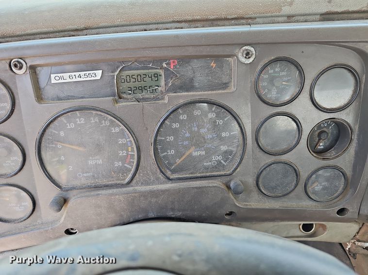 image for item DN8607 2005 Mack CV713  roll-off container truck