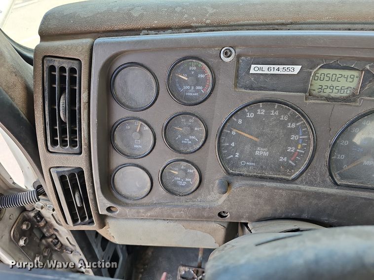 image for item DN8607 2005 Mack CV713  roll-off container truck