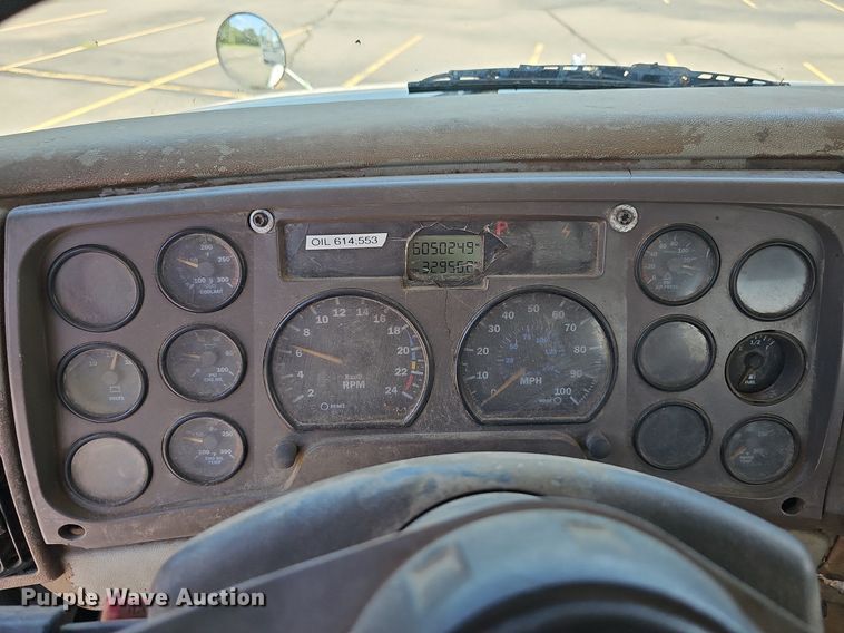 image for item DN8607 2005 Mack CV713  roll-off container truck