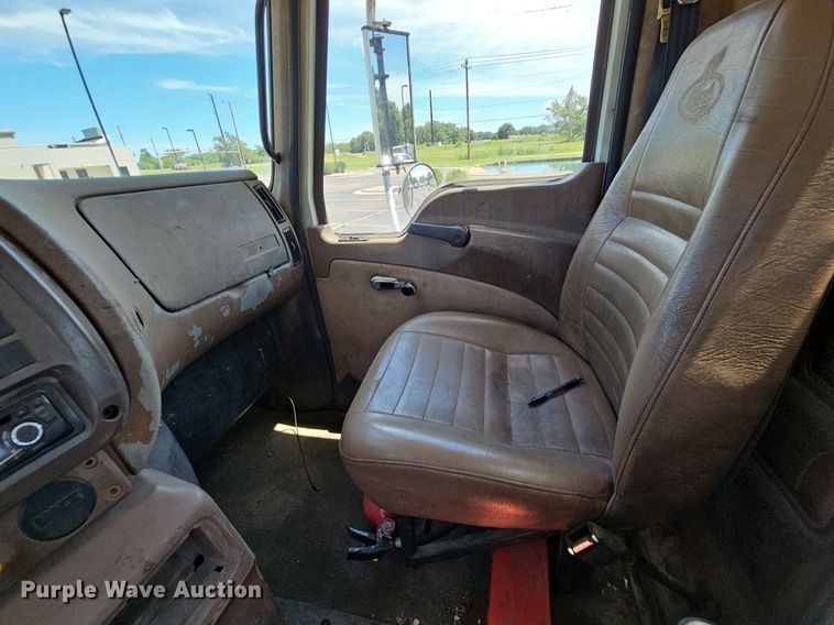 image for item DN8607 2005 Mack CV713  roll-off container truck