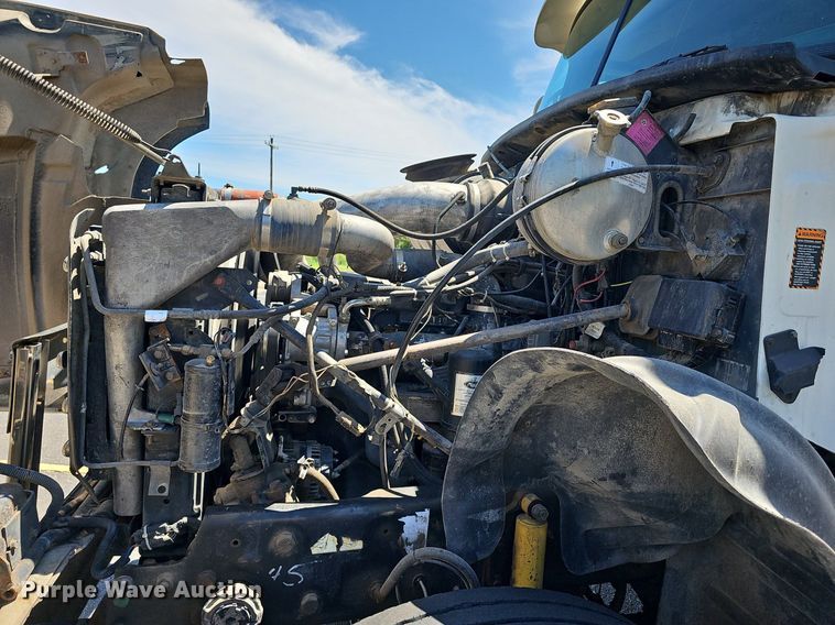 image for item DN8607 2005 Mack CV713  roll-off container truck