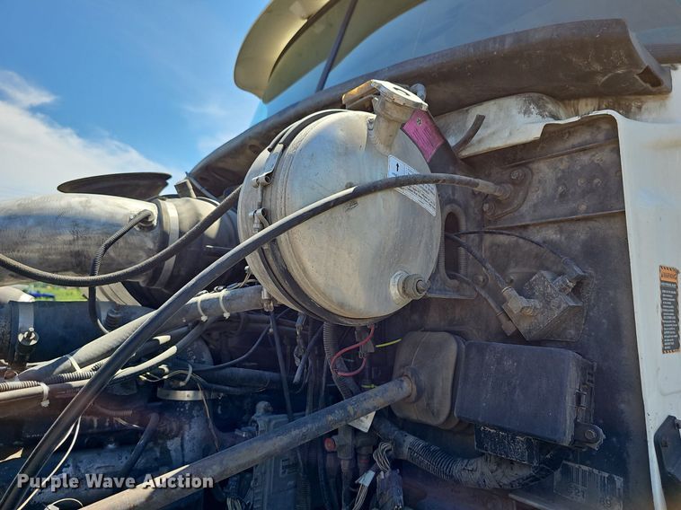 image for item DN8607 2005 Mack CV713  roll-off container truck