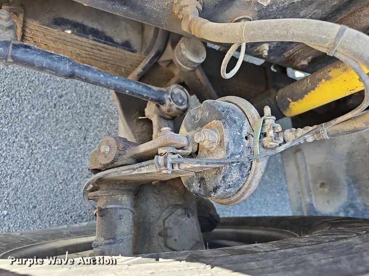 image for item DN8607 2005 Mack CV713  roll-off container truck