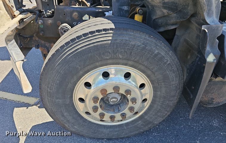 image for item DN8607 2005 Mack CV713  roll-off container truck