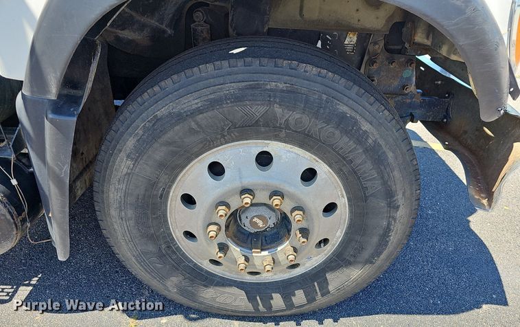 image for item DN8607 2005 Mack CV713  roll-off container truck