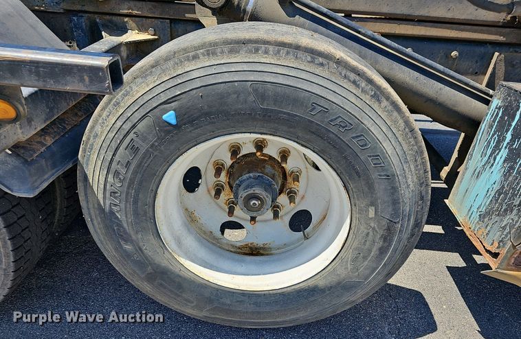 image for item DN8607 2005 Mack CV713  roll-off container truck