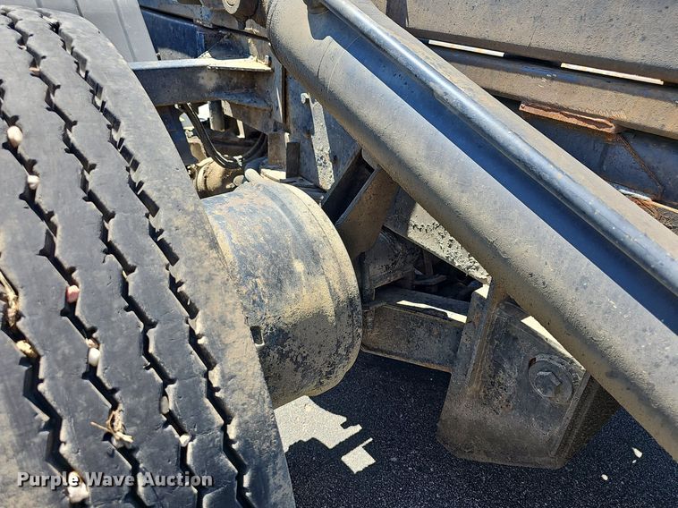 image for item DN8607 2005 Mack CV713  roll-off container truck