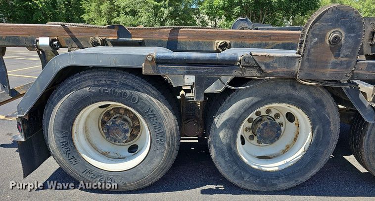 image for item DN8607 2005 Mack CV713  roll-off container truck