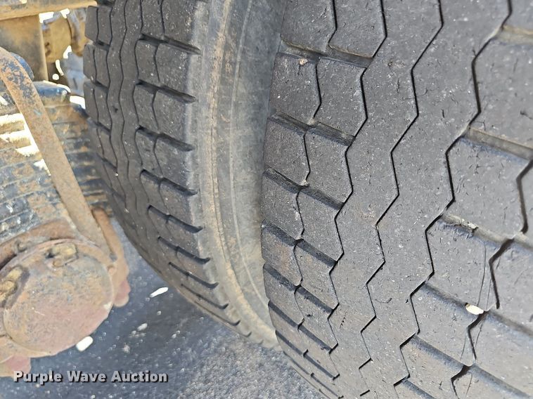 image for item DN8607 2005 Mack CV713  roll-off container truck