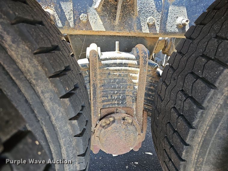 image for item DN8607 2005 Mack CV713  roll-off container truck