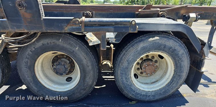 image for item DN8607 2005 Mack CV713  roll-off container truck