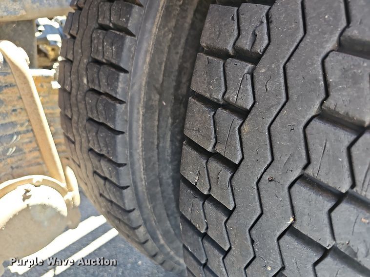 image for item DN8607 2005 Mack CV713  roll-off container truck