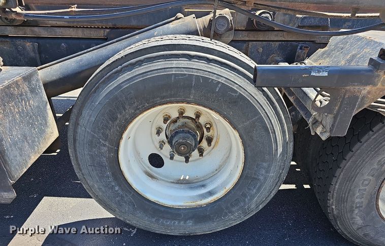 image for item DN8607 2005 Mack CV713  roll-off container truck