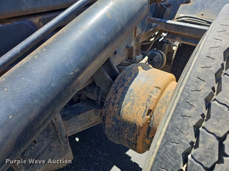 image for item DN8607 2005 Mack CV713  roll-off container truck