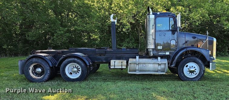 image for item DN8649 1998 Freightliner  hook lift truck