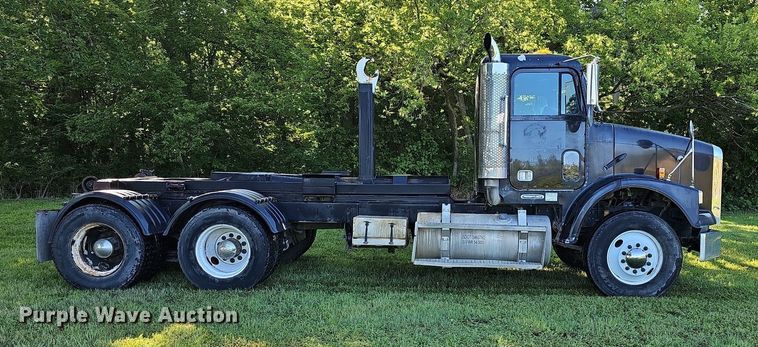 image for item DN8649 1998 Freightliner  hook lift truck