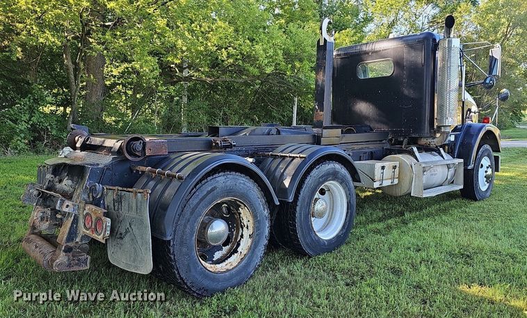 image for item DN8649 1998 Freightliner  hook lift truck