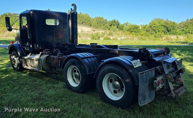 image for item DN8649 1998 Freightliner  hook lift truck