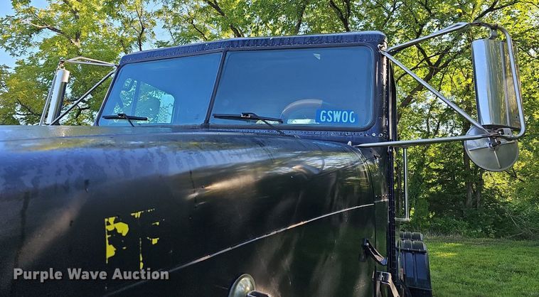 image for item DN8649 1998 Freightliner  hook lift truck