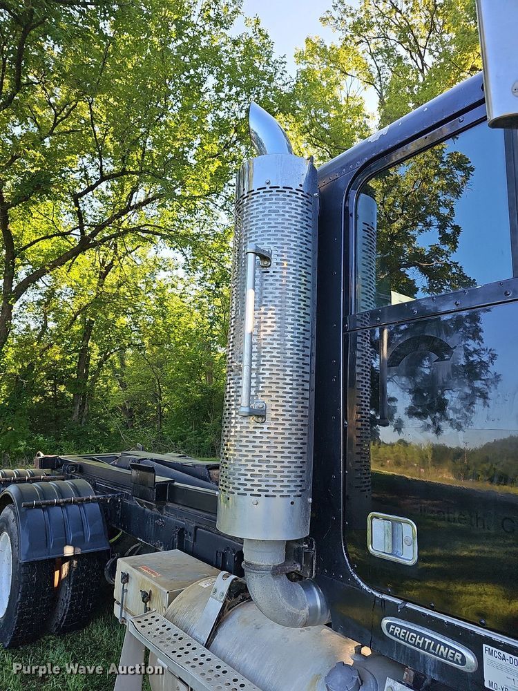 image for item DN8649 1998 Freightliner  hook lift truck