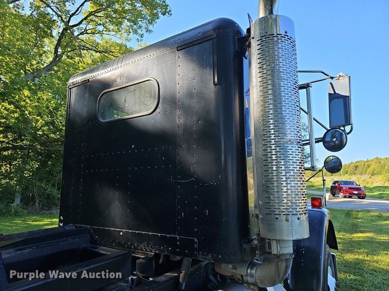 image for item DN8649 1998 Freightliner  hook lift truck