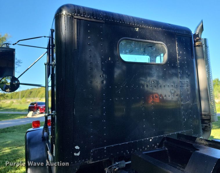 image for item DN8649 1998 Freightliner  hook lift truck