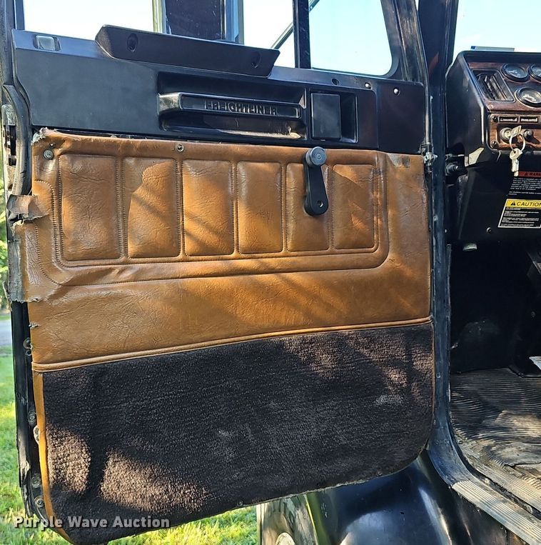 image for item DN8649 1998 Freightliner  hook lift truck