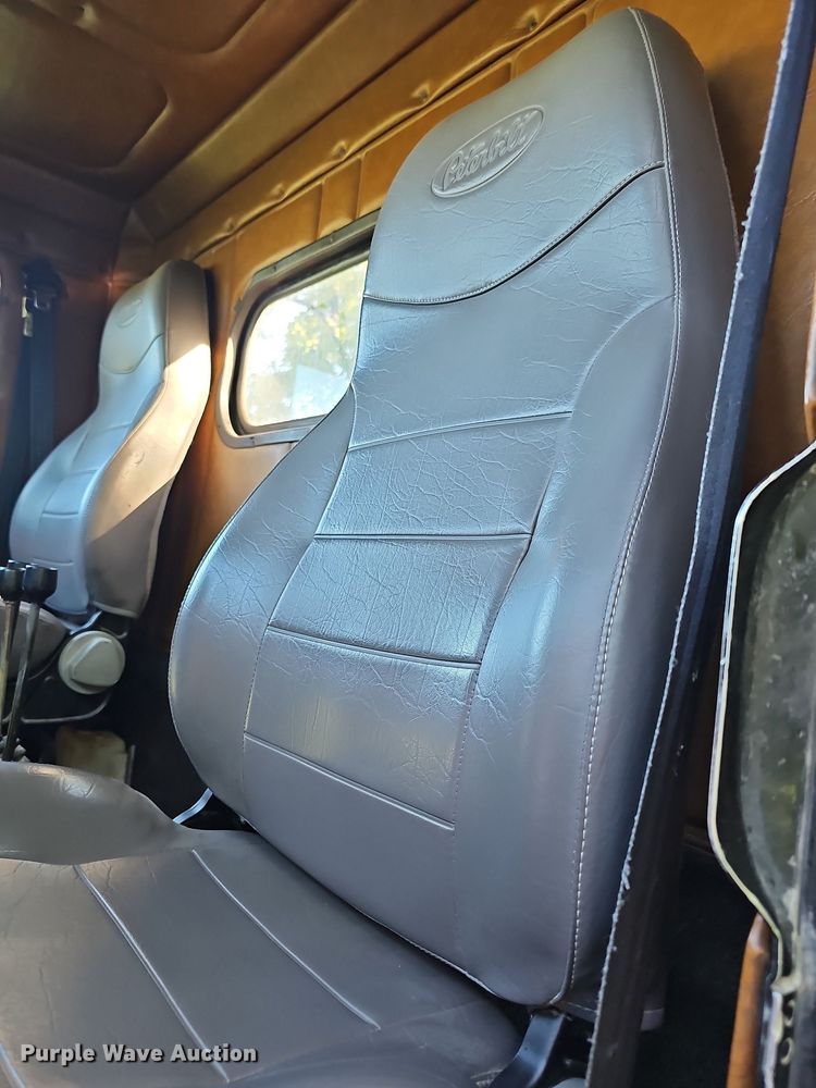 image for item DN8649 1998 Freightliner  hook lift truck