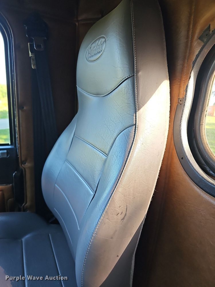 image for item DN8649 1998 Freightliner  hook lift truck