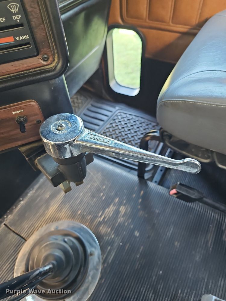 image for item DN8649 1998 Freightliner  hook lift truck