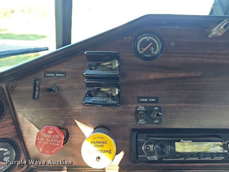 image for item DN8649 1998 Freightliner  hook lift truck