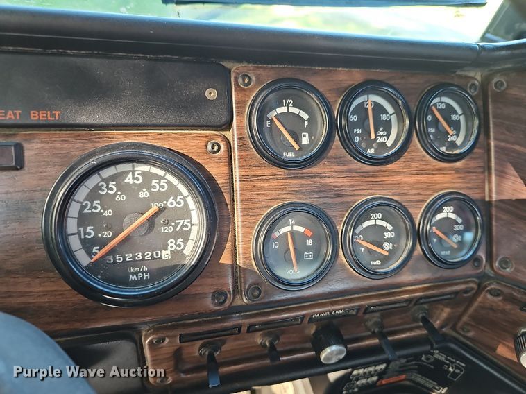 image for item DN8649 1998 Freightliner  hook lift truck