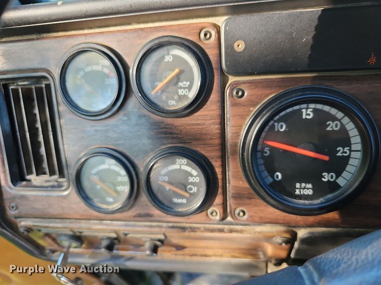 image for item DN8649 1998 Freightliner  hook lift truck