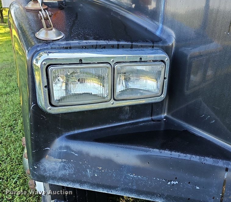 image for item DN8649 1998 Freightliner  hook lift truck